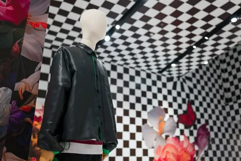 La Geometría de la Moda: Una Oda Visual a Márton Szipál y su Legado Fotográfico