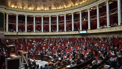 Aprobación del Presupuesto Estatal Francés para 2026 y Fracaso de las Mociones de Censura