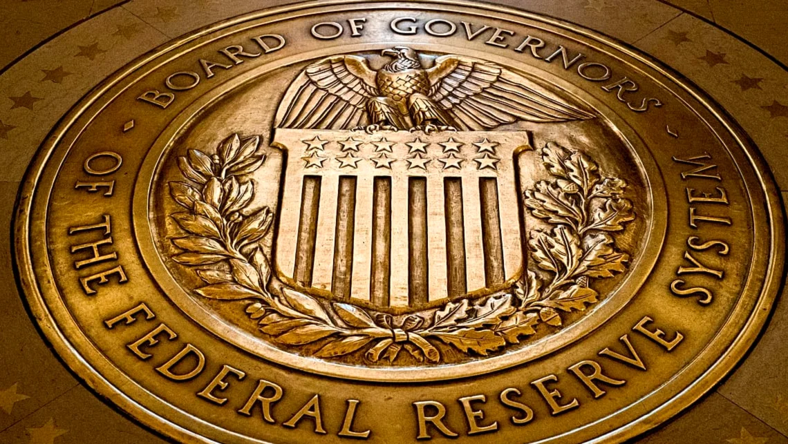 La Fed considera aumentar los tipos de interés debido a la guerra en Irán y el precio del petróleo