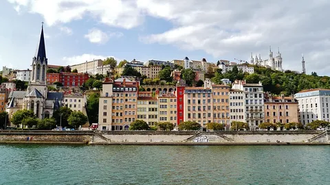 Detención de Nueve Sospechosos por el Asesinato de un Militante de Extrema Derecha en Lyon