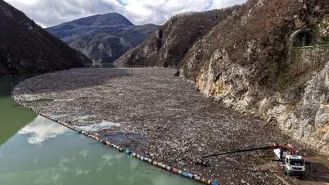 La Basura Ahoga el Río Drina por la Inacción en los Balcanes