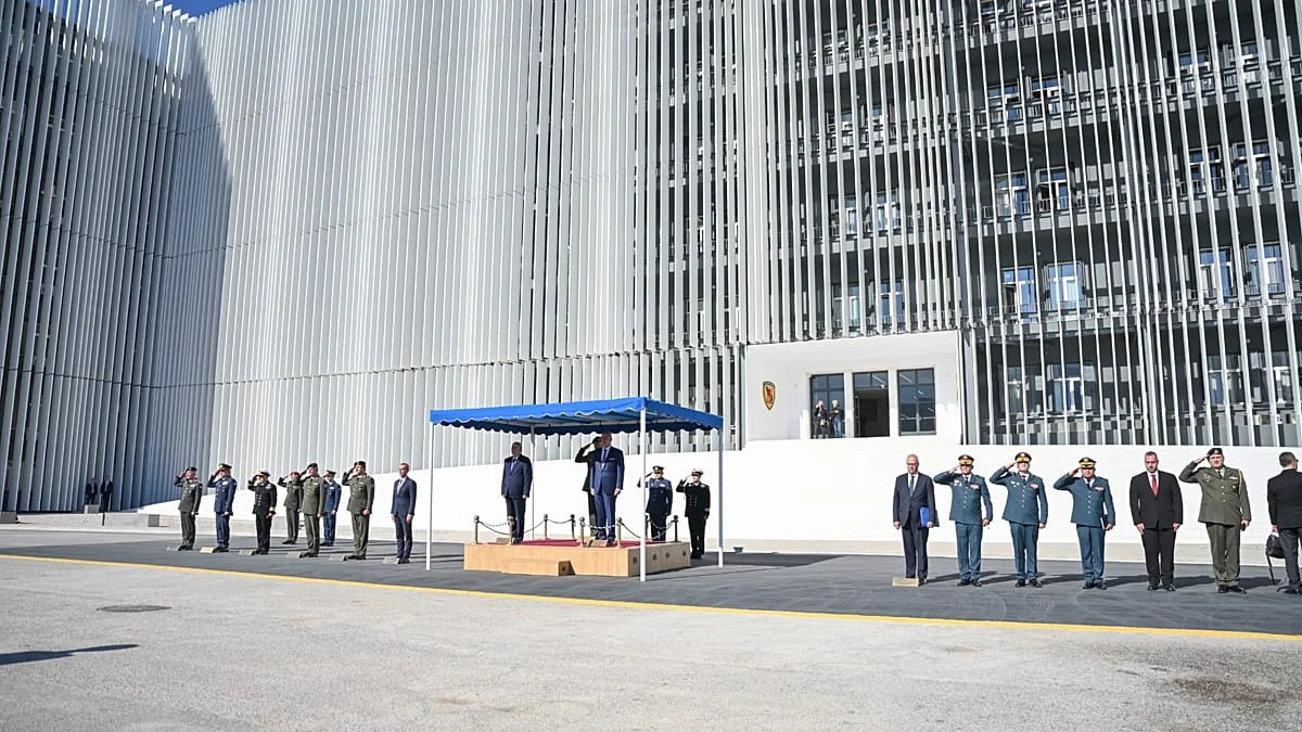 Detienen a un Capitán en Grecia por Espionaje