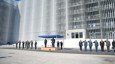 Detienen a un Capitán en Grecia por Espionaje