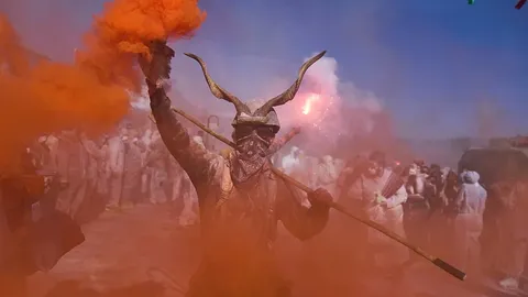 La Guerra de Harina: Tradición y Color en Galaxidi durante el Lunes Limpio