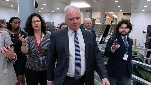 Los senadores demócratas intentan limitar acciones militares de Trump en Cuba