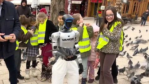 Bosnia Presenta a Roby, su Primer Robot Humanoide en las Calles de Sarajevo