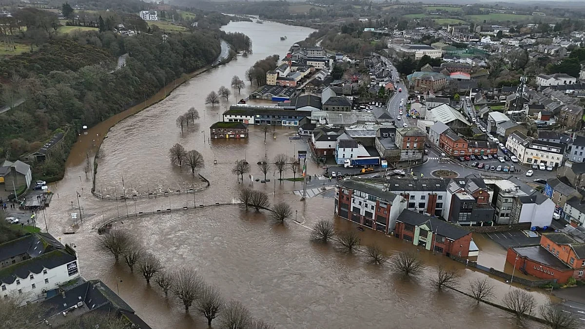 Las localidades irlandesas limpian tras inundaciones