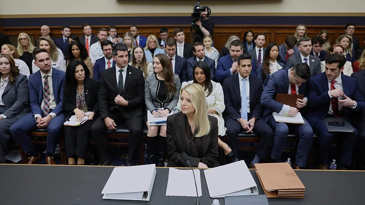 Pam Bondi se defiende de críticas en el caso Epstein
