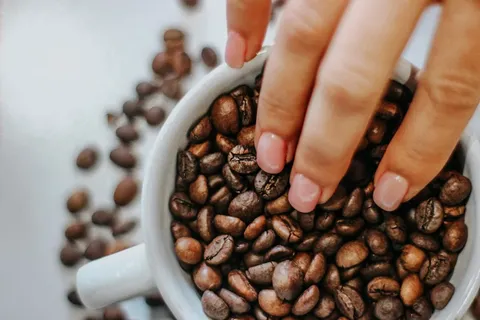 El café como aliado en la lucha contra el envejecimiento: un análisis exhaustivo
