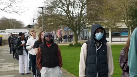 Todo lo que hay que saber sobre el brote de meningitis en Reino Unido