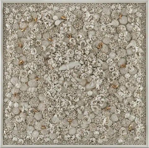 La Artista Melis Buyruk y su Trabajo en Porcelana