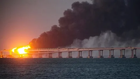 Rusia condena a cadena perpetua a 2 hombres por la explosión del puente de Crimea