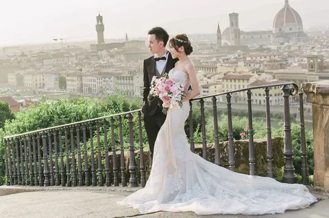 Dua Lipa y Callum Turner preparan su boda en Italia