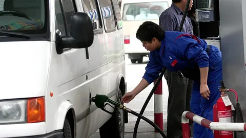 Gasolineras abarrotadas en China ante el aumento del precio del petróleo