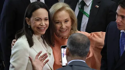 Machado critica a Sánchez y elogia a Felipe VI por Venezuela