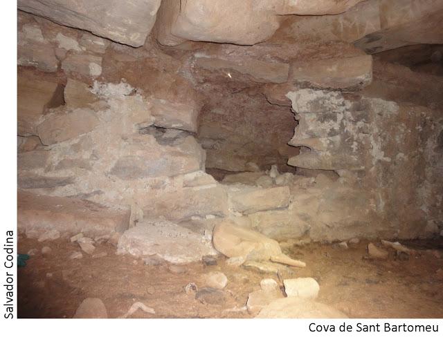 Cova de Sant Bartomeu: Cova de 10 metres de recorregut al Serrat de Sant Bartomeu, Solsona. foto Cova de Sant Bartomeu