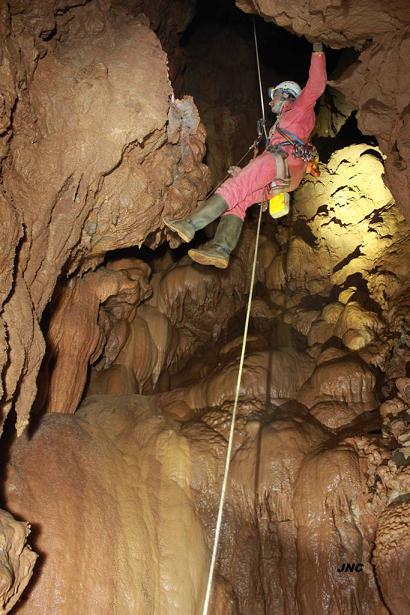Avenc Abat Escarré: Interessant avenc de 83 metres de fondària al municipi de Vallirana. foto Avenc Abat Escarré