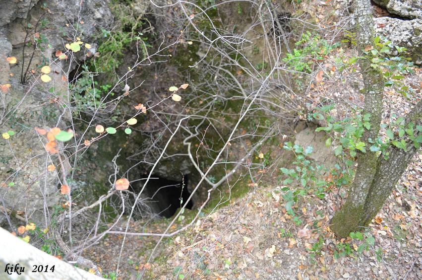 Avenc de la Pipa: Avenc de 18 metres de fondària a la cara N, del Serrat de l'Avenc, Mont-ral. foto Avenc de la Pipa