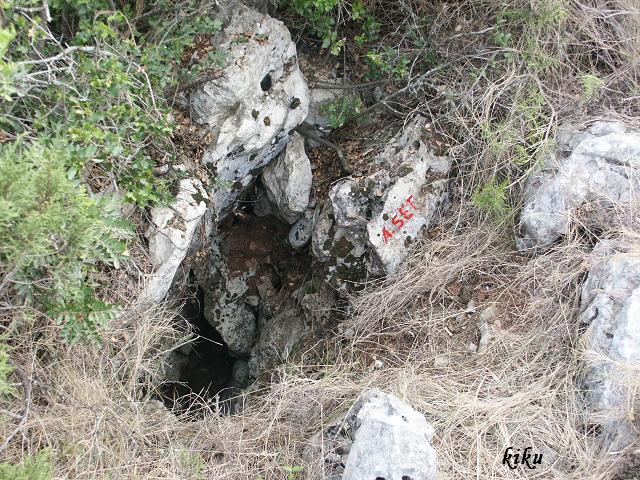Avenc del Set: Ínfim avenc de 6 metres de desnivell a Begues foto Avenc del Set