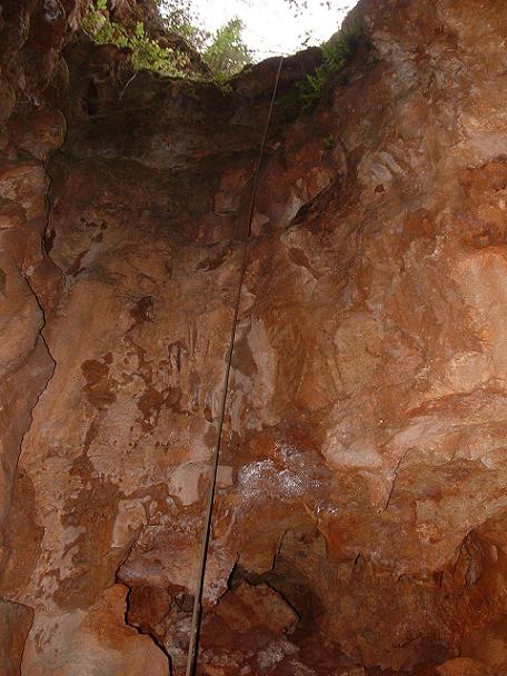 Avenc dels Azimuts: Avenc de 13 metres de desnivell al municipi de Cervelló. foto Avenc dels Azimuts