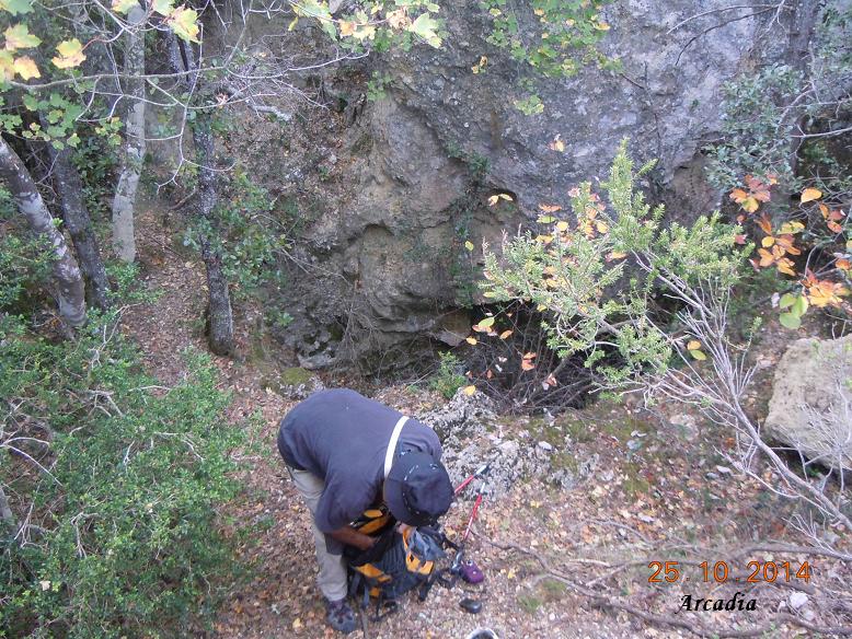Avenc de la Pipa: Avenc de 18 metres de fondària a la cara N, del Serrat de l'Avenc, Mont-ral. foto Avenc de la Pipa