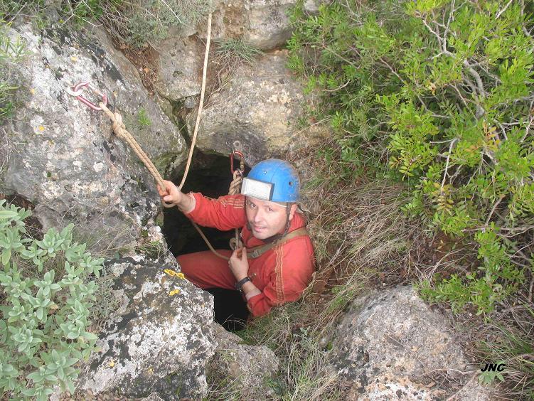 Avenc de la Llosa: Petit avenc de 23 m. de fondària a Garraf (Gavà) foto Avenc de la Llosa