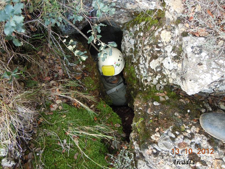 Avenc del Gos: Petit avenc de 17 metres de fondària al Montsec de Rúbies (Gavet de la Conca) foto Avenc del Gos