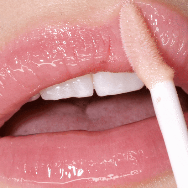 Hyaluronic acid molecules lock in moisture, leaving lips intensely hydrated all day long.