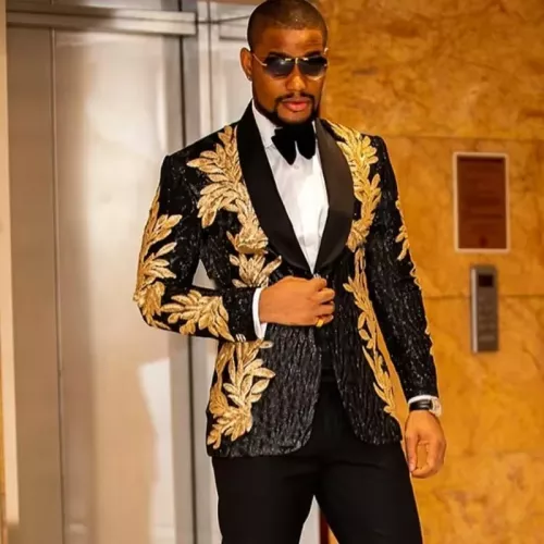 Completo da uomo di tendenza alla moda con applicazioni di paillettes dorate, giacca casual di alta qualità e pantaloni western, completo in due pezzi