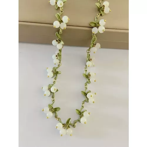 Vintage Elegant Temperament, Witte Bessenkraal Oorbellen, Armband Ketting, Luxe Persoonlijkheid, Artistieke Mode Accessoire Set
