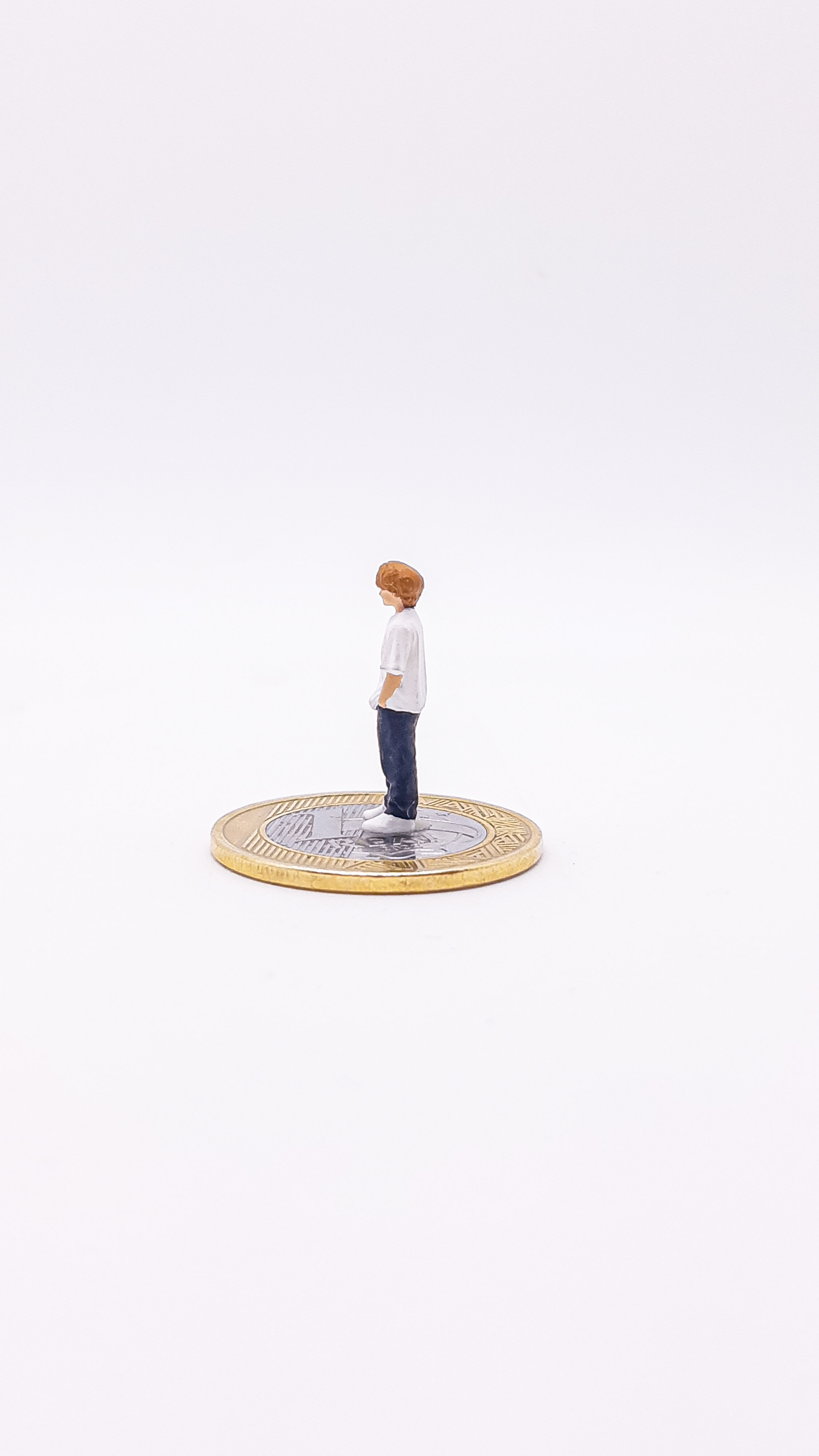 Menino com Mãos nos Bolsos Miniatura M1287 — imagem 2