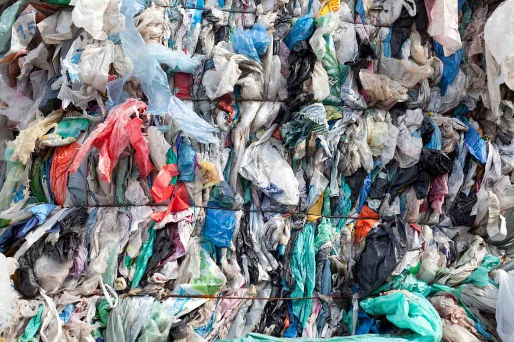 Veja aqui como reduzir o impacto ambiental do uso de sacolas plásticas em seu cotidiano e dicas simples para uma vida mais sustentável.