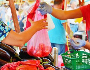 Veja aqui como reduzir o impacto ambiental do uso de sacolas plásticas em seu cotidiano e dicas simples para uma vida mais sustentável.