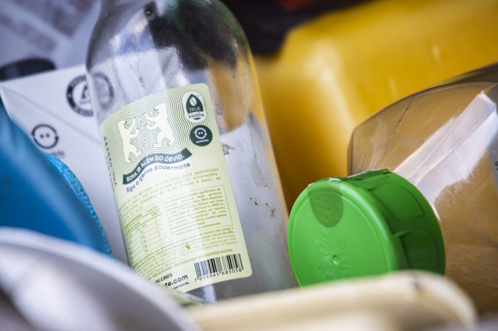 Diariamente, cada brasileiro produz por volta de 1,1 kg de resíduos sólidos por dia, grande parte composto por embalagens. Mas o que as empresas e os consumidores podem fazer para contribuir?