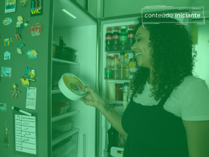 Consumidora consciente pegando produto da geladeira