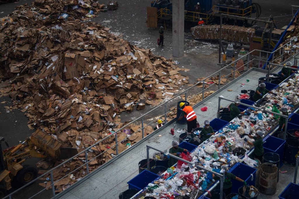 Central Mecanizada de Triagem dos resíduos que cumpre com a logística reversa de embalagens.