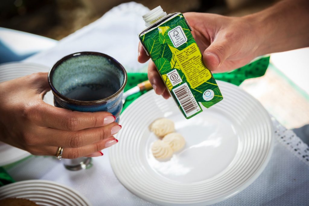 O selo eureciclo, que estampa o compromisso da empresa com a reciclagem no Brasil, está presente em uma embalagem de bebidas.