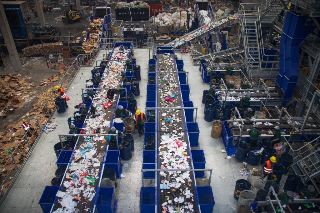 Para cumprir com a logística reversa das embalagens, as empresas que contratam o selo eureciclo, investem na cadeia de reciclagem do Brasil, remunerando operadores privados e cooperativas parceiros.