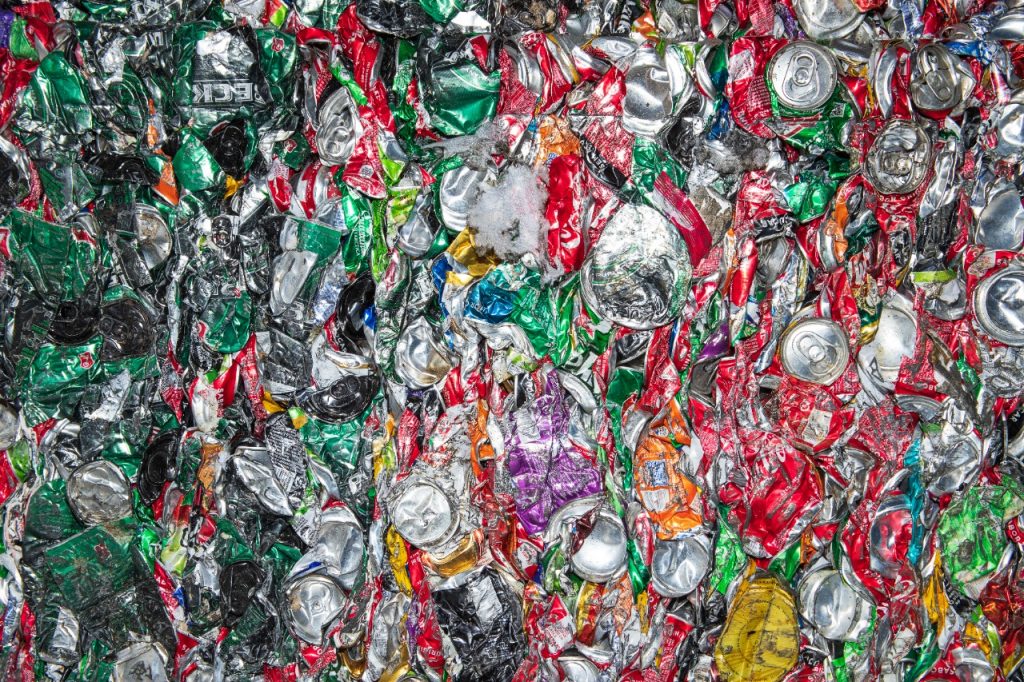 Latas de alumínio prensadas após o processo de coleta e triagem dos resíduos pós-consumo. A reciclagem mediante logística reversa é uma das formas de cumprir com a Política Nacional de Resíduos Sólidos.