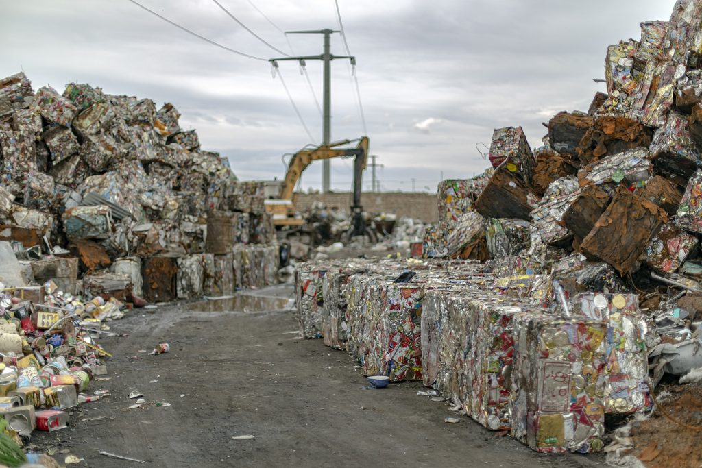 Resíduos recicláveis prensados e armazenados a céu aberto e que posteriormente, serão encaminhados ao reciclador final.