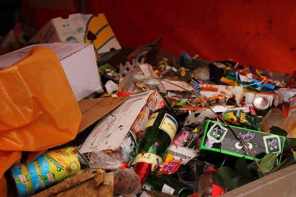 A reciclagem do vidro no Brasil não é simples, mesmo sendo um material altamente reciclável. Veja aqui como incentivos estão ajudando o setor.