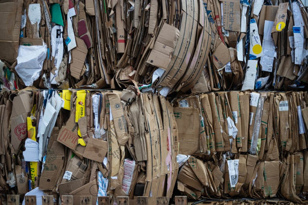 Aqui está tudo que você precisa saber sobre como funciona uma entidade gestora de logística reversa. Entenda qual seu papel na cadeia de reciclagem e porque elas são tão importantes para o setor.