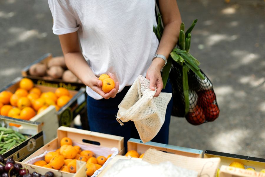 Transforme seus hábitos e contribua para um futuro mais sustentável. Dicas para reduzir o consumo e adotar uma vida mais eco-friendly.