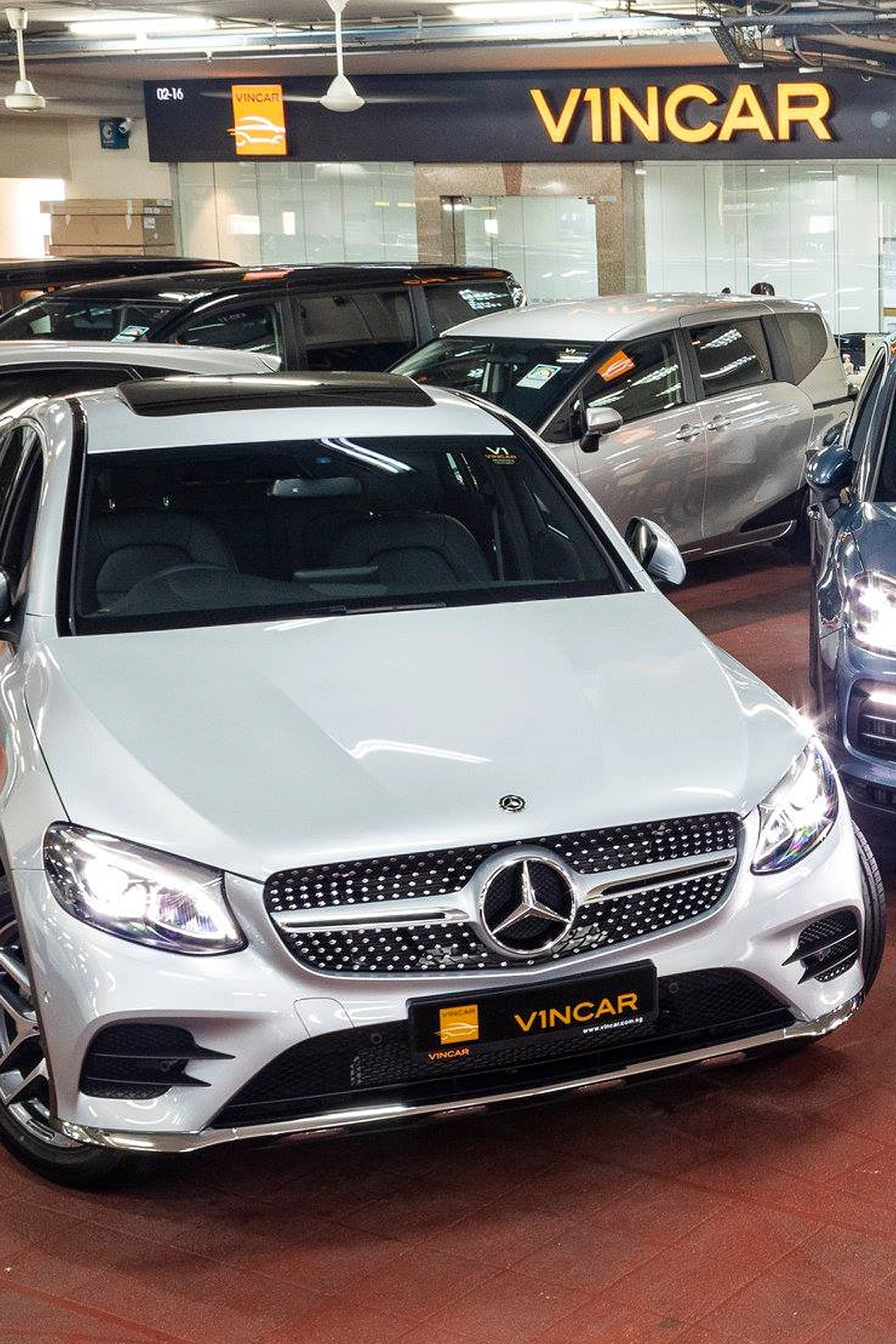 Picture of White Mercedes-Benz car