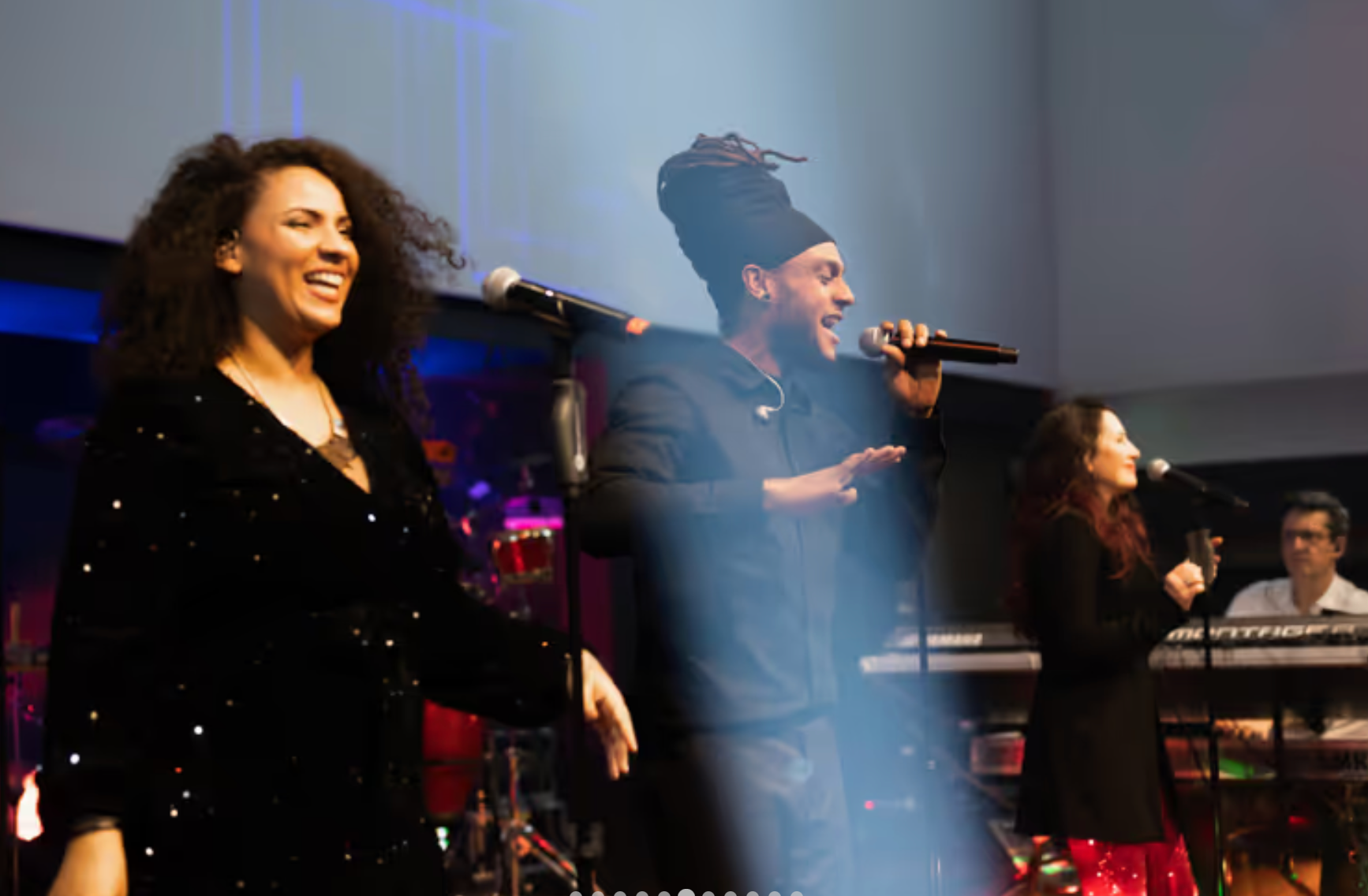 Live-Band mit zwei Sängern bei einer Firmenfeier