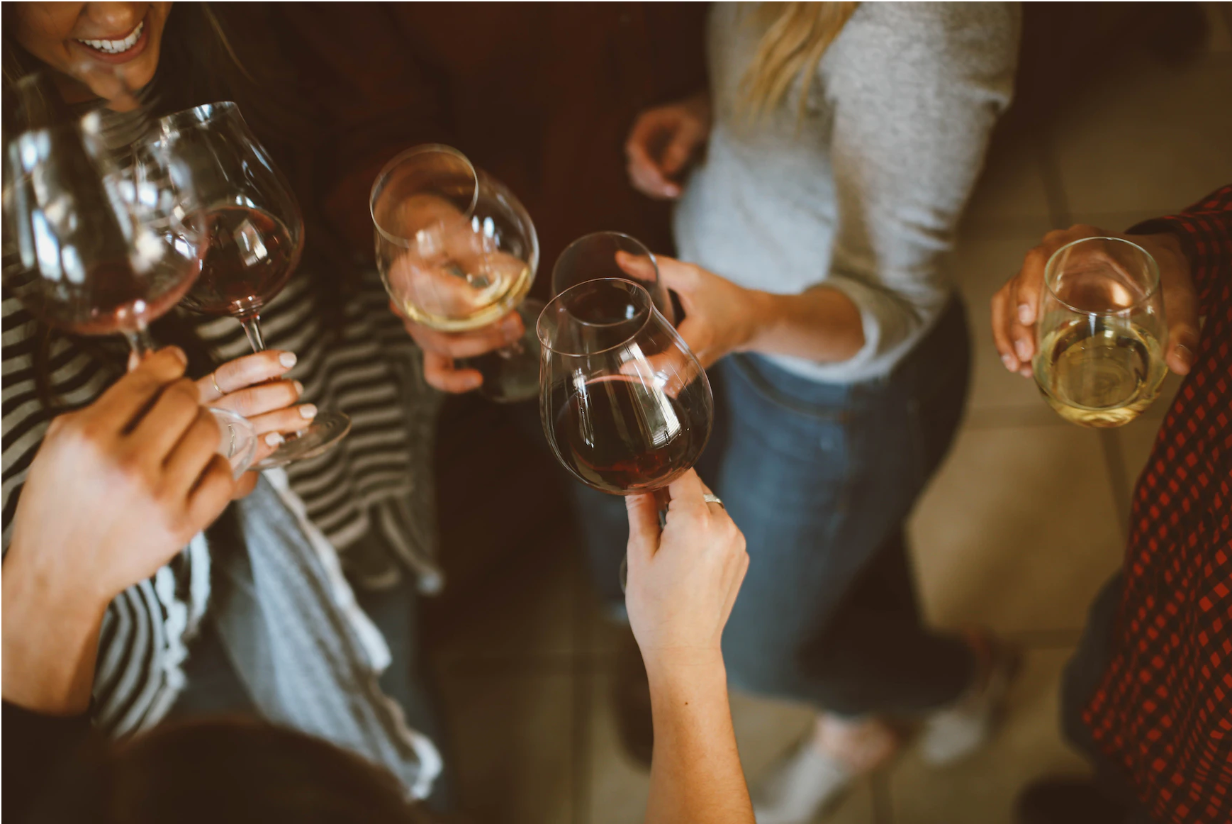 femmes buvant du vin et rigolant.png