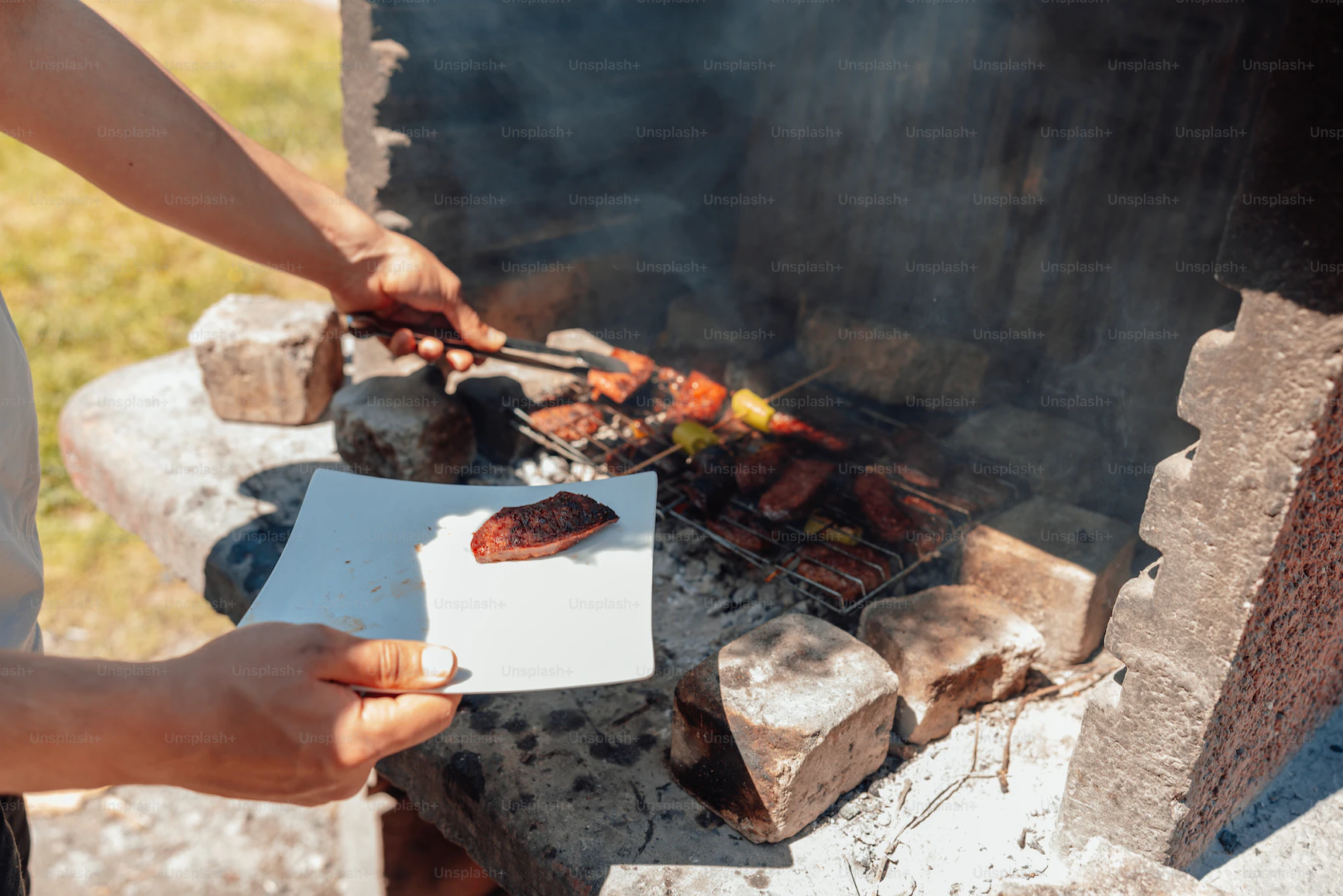 homme cuisant de la viande sur un barbecue.png