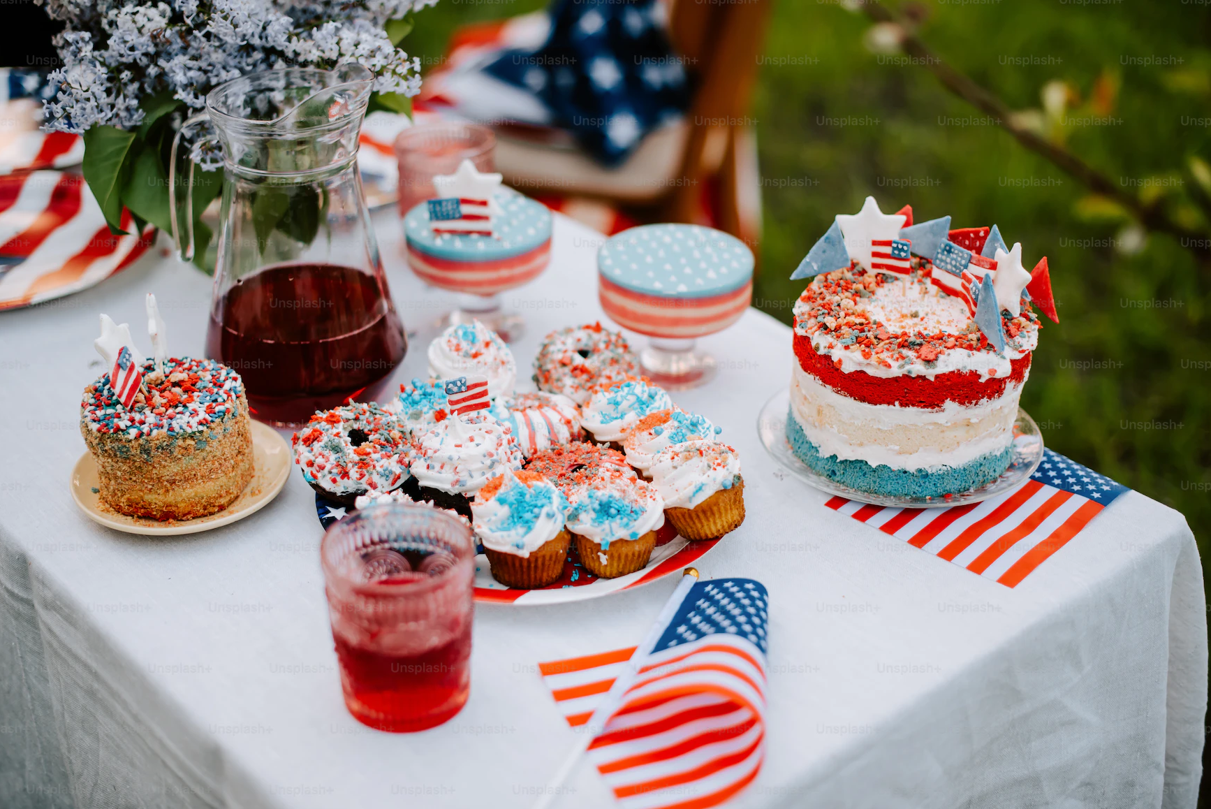 gateau avec le drapeau américain sur une table.png