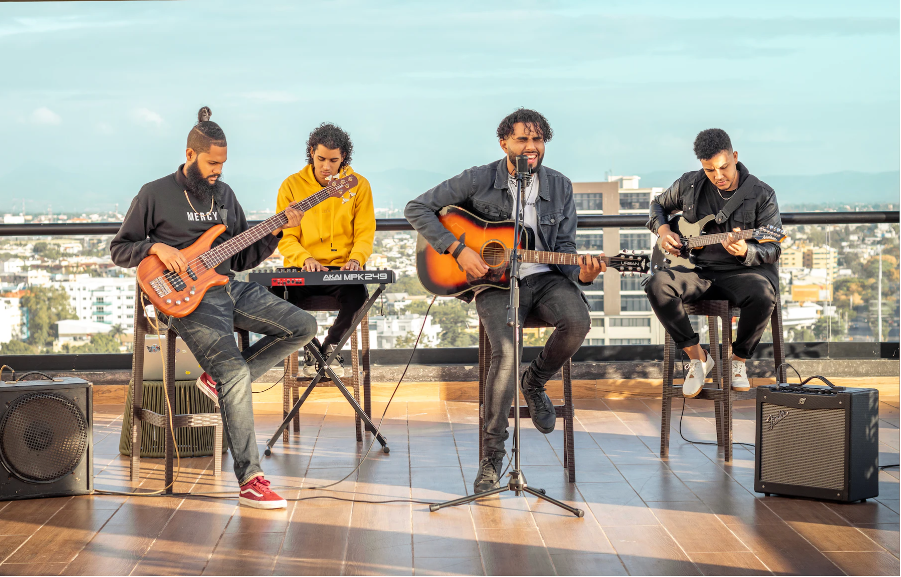 tribute-band-chanteur-gutariste-pianiste-toit-maison.png