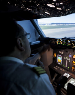 Fii pilot de avion pentru o ora, la mansa unui simulator B737-800 New Generation 